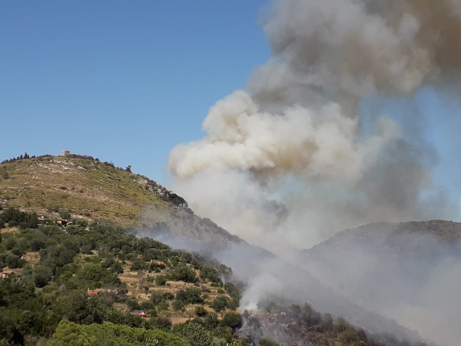 Immagine Incendi, fiamme sull'Argentario: sul posto due elicotteri regionali. In arrivo altri due mezzi nazionali